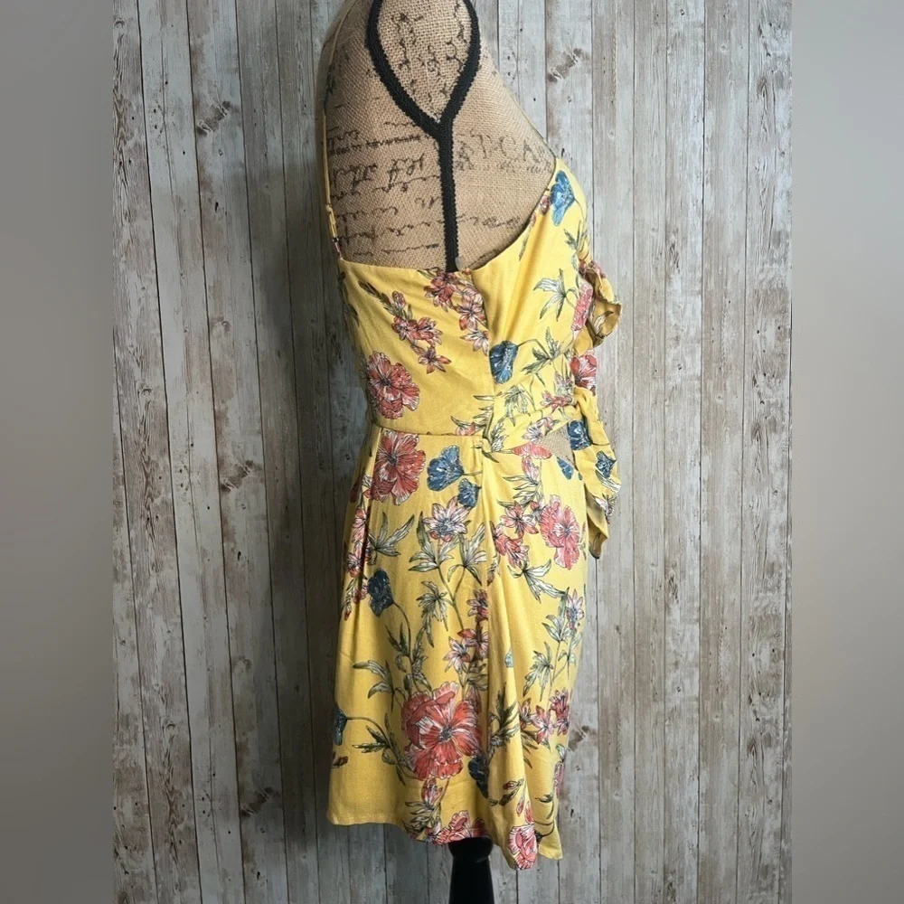 Lush Tie-Front Yellow Floral Size L Shorts Romper